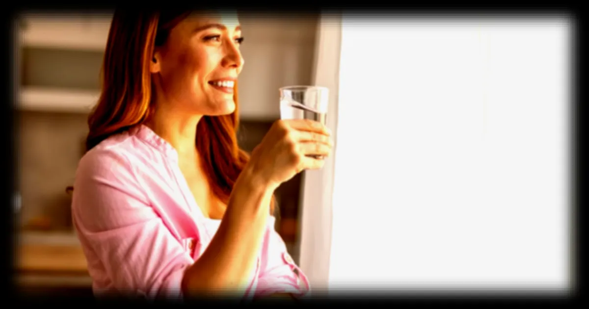 Boire de l'eau salée le matin pour vivre longtemps : les bienfaits selon un expert