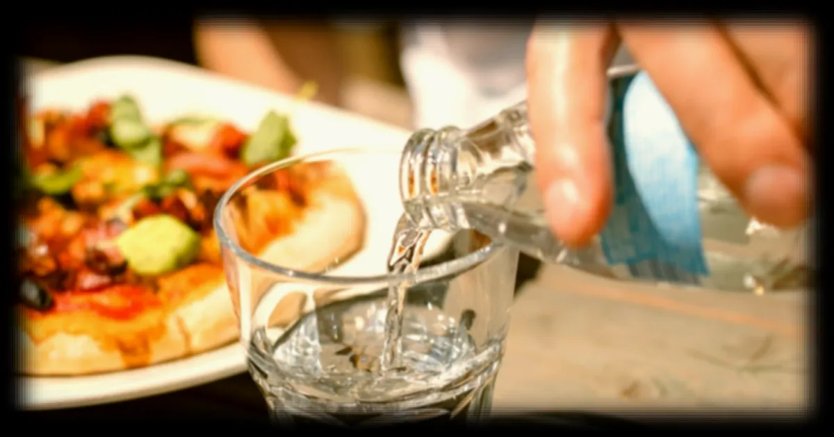 Boire pendant le repas : impact sur la digestion selon les experts en santé