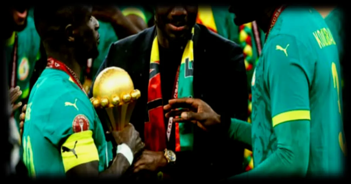 CAN 2025 : Pape Thiaw expose le trophée de la CAN au sein d'une base militaire sénégalaise