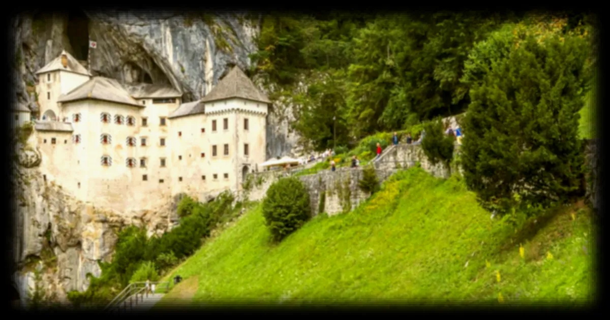 Château de Predjama : le joyau médiéval sculpté dans la falaise en Slovénie