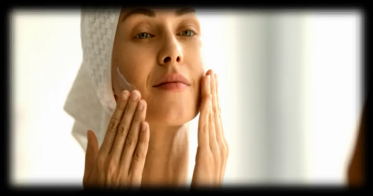 Comment appliquer la crème solaire de manière efficace selon une dermatologue