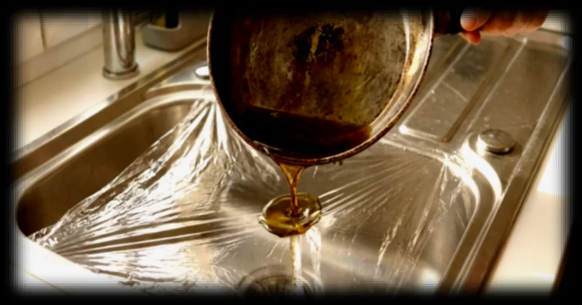 Comment éviter les problèmes de canalisations en arrêtant de verser de l'huile de friture dans l'évier selon une experte ménage