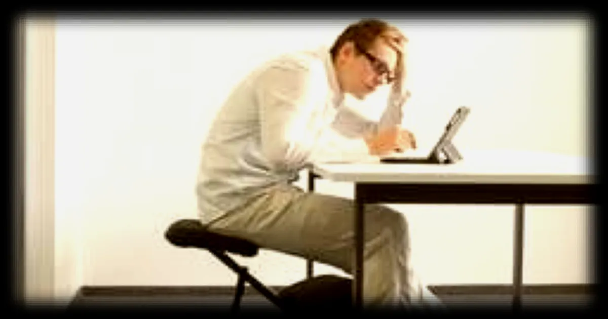 Comprendre le syndrome de la 'posture de la crevette' au travail et ses impacts sur la santé