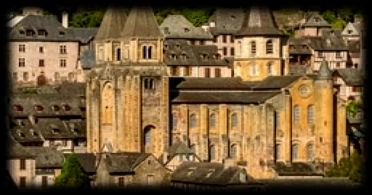 Conques-en-Rouergue sacrée plus beau village du monde par le guide du Petit Futé