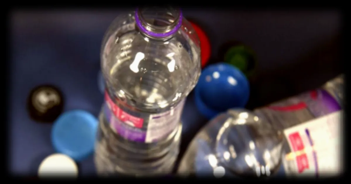 Consigne des bouteilles plastiques : un projet gouvernemental contesté pour son caractère « greenwashing »