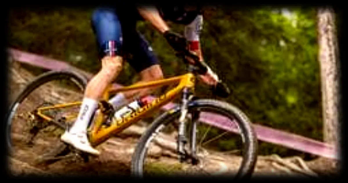 Coupe du monde de VTT 2026 : Mathis Azzaro remporte la première manche en Corée du Sud, Loana Lecomte termine 29e