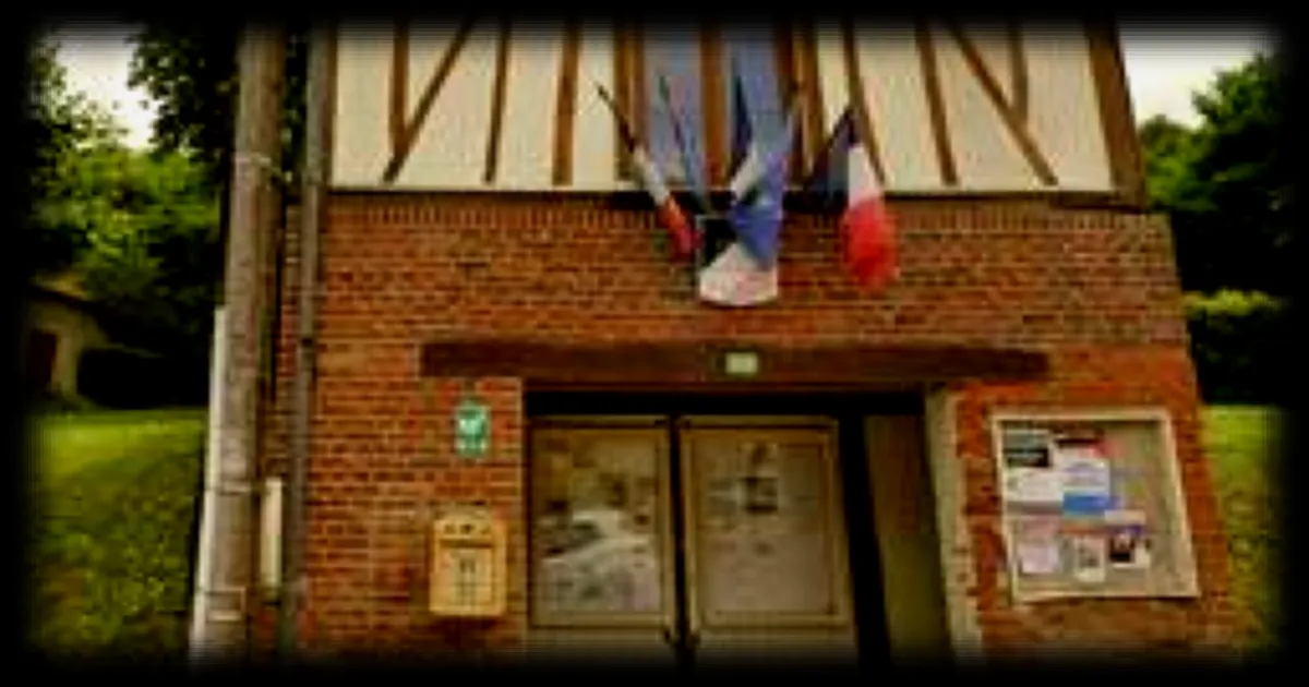 Courcelles-sous-Thoix (Somme) : une minuscule mairie de 15 m2 au-dessus d'un abribus