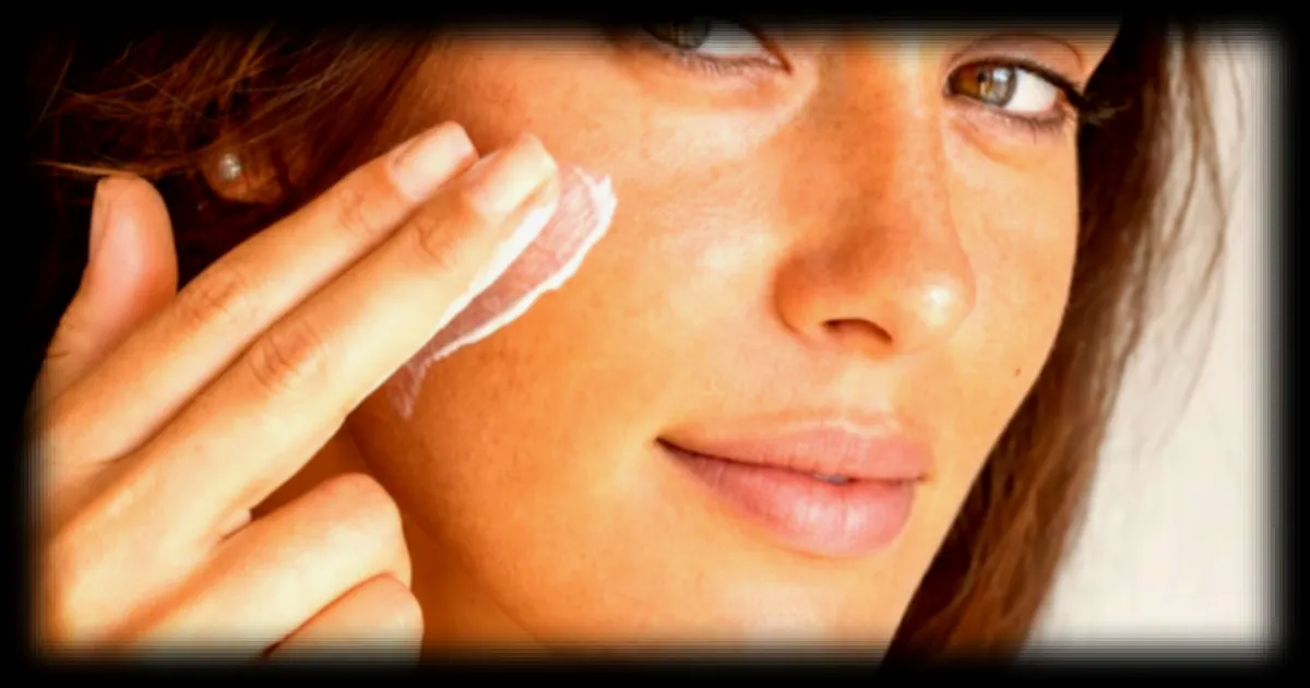 Crème solaire : une dermatologue dévoile la règle des 2 doigts pour une protection optimale du visage