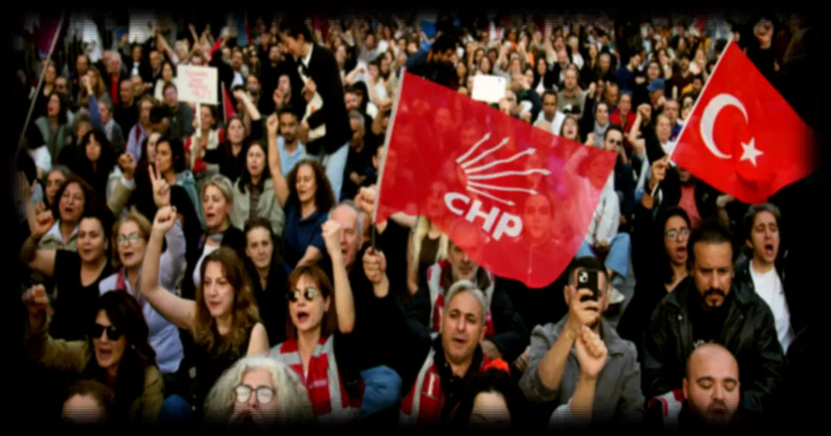 Crise politique en Turquie : des milliers de partisans de l’opposition manifestent devant le Parlement après l’assaut du siège du CHP