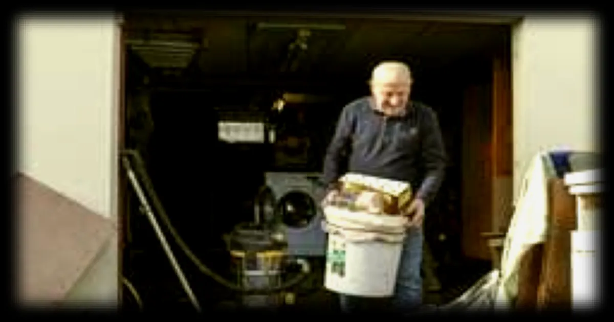 Crues dans le Sud-Manche : nettoyage en cours pour les habitants de Pontorson après le retrait des eaux