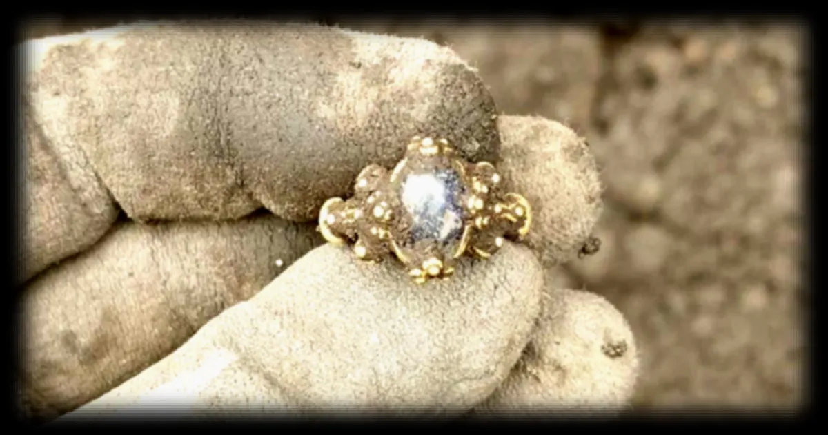 Découverte d'une Bague Médiévale en Or en Norvège : Révélation sur les Croyances de l'Époque