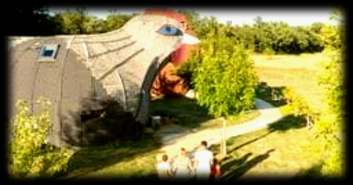 Découvrez les maisons insolites du Domaine de Dienné près du Futuroscope