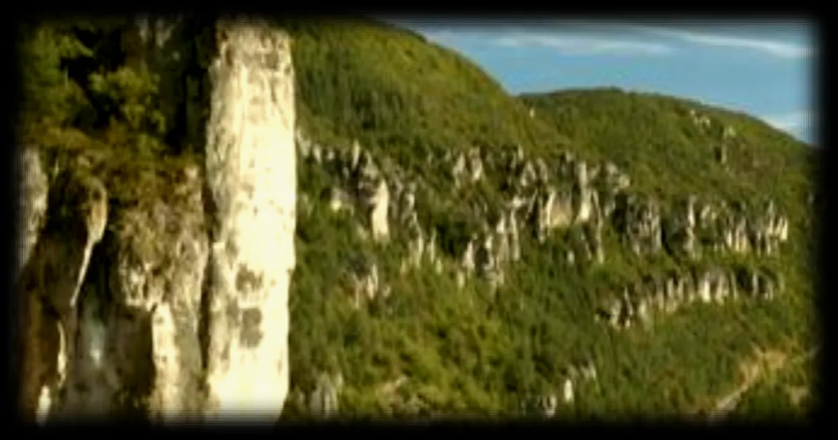 Découvrez les trésors naturels du causse Méjean, un plateau calcaire unique en Lozère