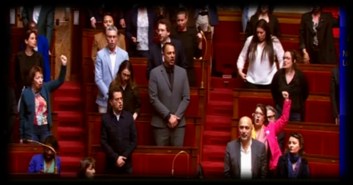 Députés de gauche entament une Marseillaise dans l'hémicycle de l'Assemblée nationale lors des débats sur le 1er mai