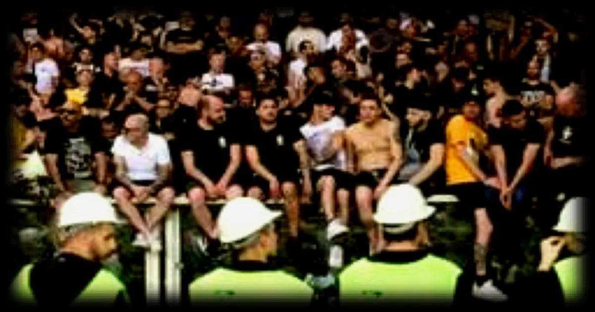 Derby Torino-Juve retardé après des affrontements entre supporters : un blessé grave et un match reporté d'une heure