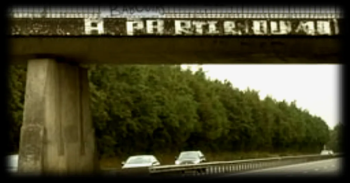 Des banderoles provocatrices accrochées sur des ponts de la RN 24 entre Rennes et Lorient