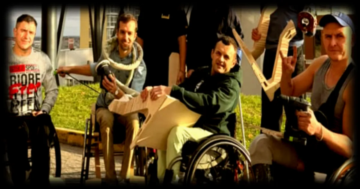 Des blessés de guerre ukrainiens au départ du Marathon de Paris 2026 avec des fauteuils en bois qu'ils ont construits