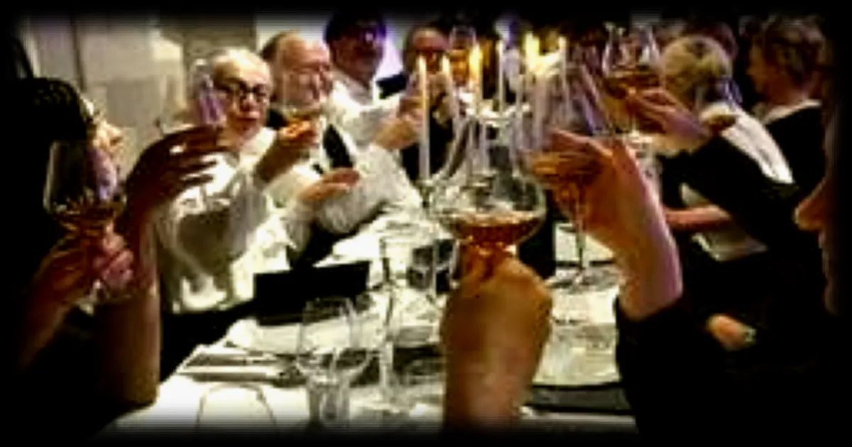 Des chefs renommés recréent le Festin de Babette en noir et blanc pour cent convives à Angers