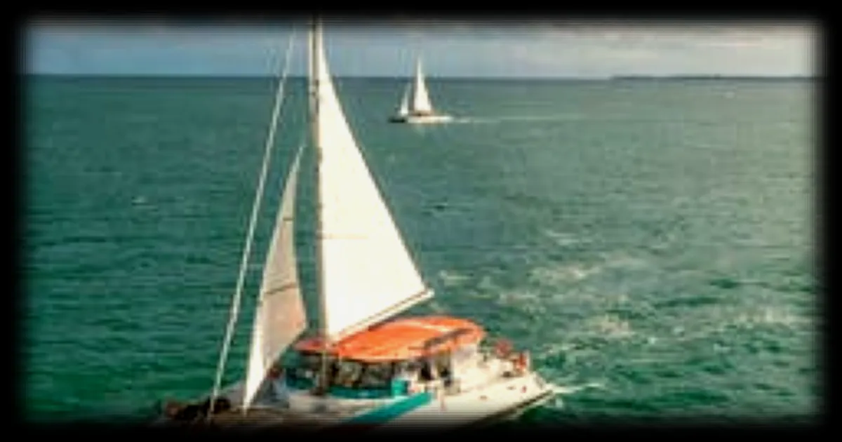 Des compagnies proposent des traversées en catamaran vers les îles bretonnes