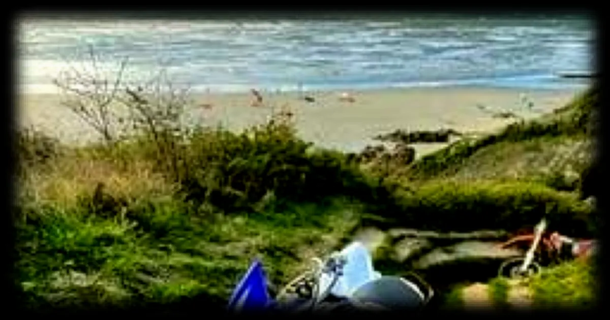 Des conducteurs de quads et motos fuient sur le sentier GR34 lors d'un contrôle de gendarmerie sur une plage bretonne