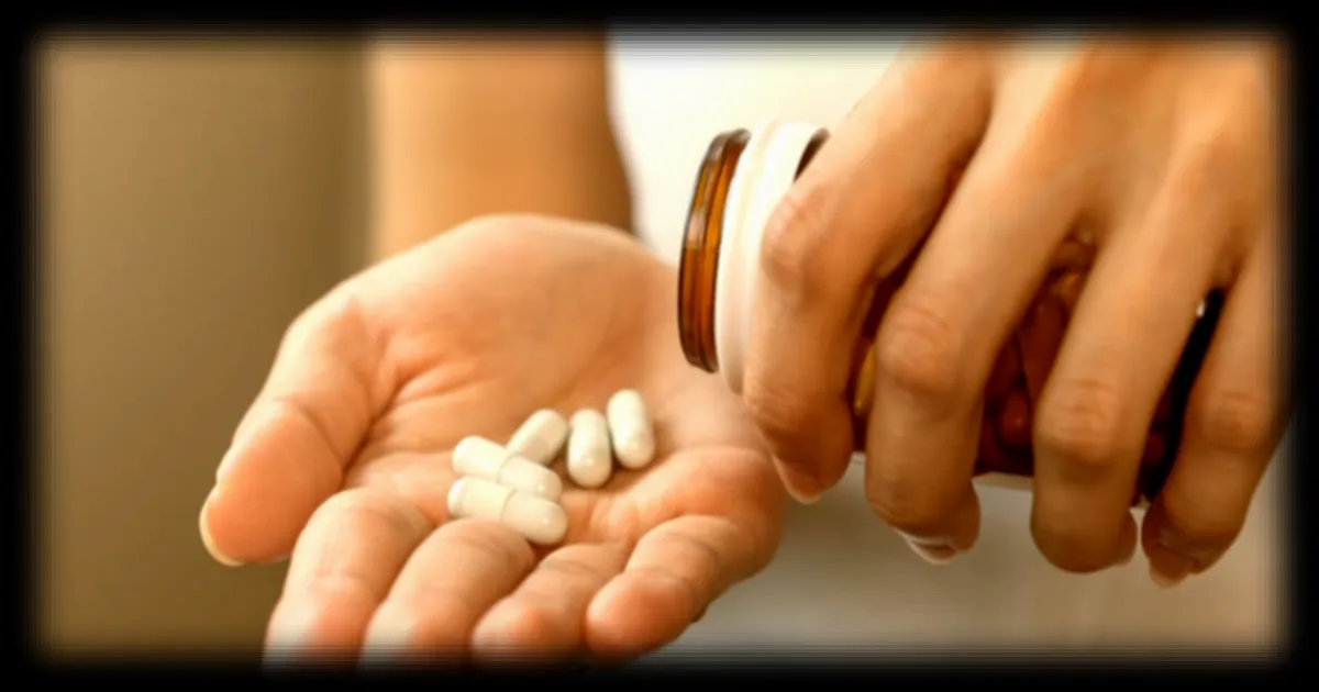 Des dermatologues recommandent d'arreter deux complements alimentaires courants pour lutter contre l'acne