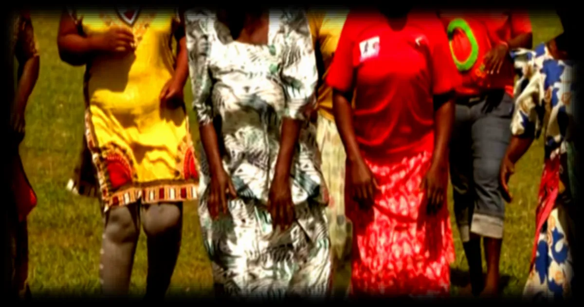 Des mamies ougandaises gardent la forme en pratiquant le cricket