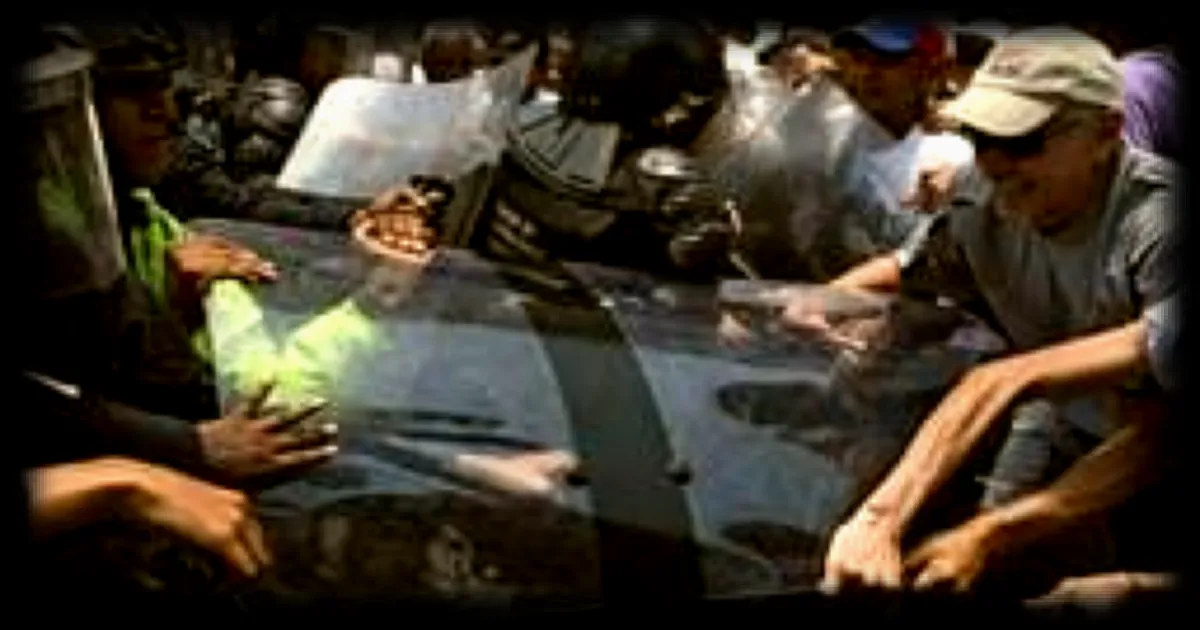 Des manifestants cibles par des tirs de gaz lacrymogenes pres du palais presidentiel a Caracas