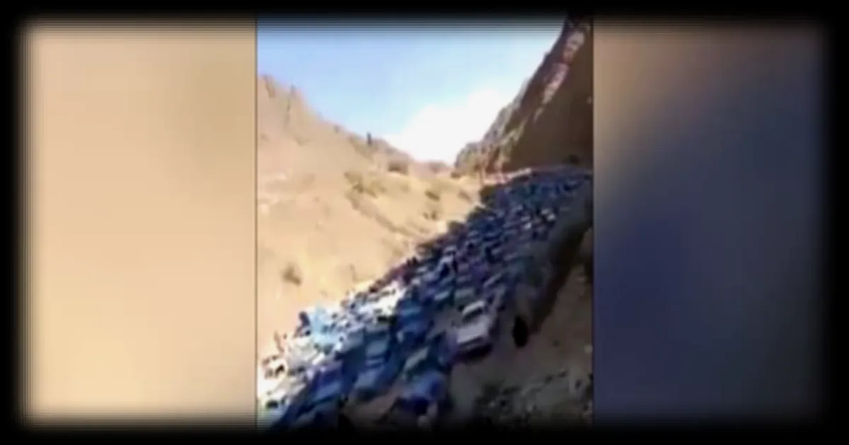 Des milliers de pick-up transportent clandestinement du carburant iranien à la frontière pakistano-iranienne
