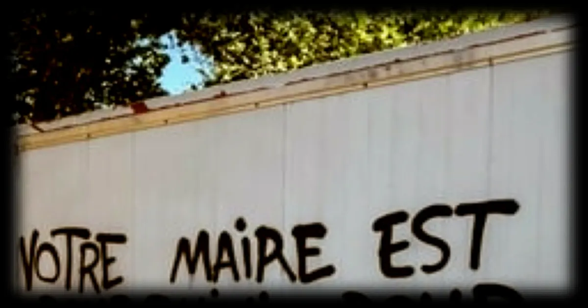 Des tags visant un maire mis en examen pour proxénétisme découverts à Saint-Ellier-les-Bois