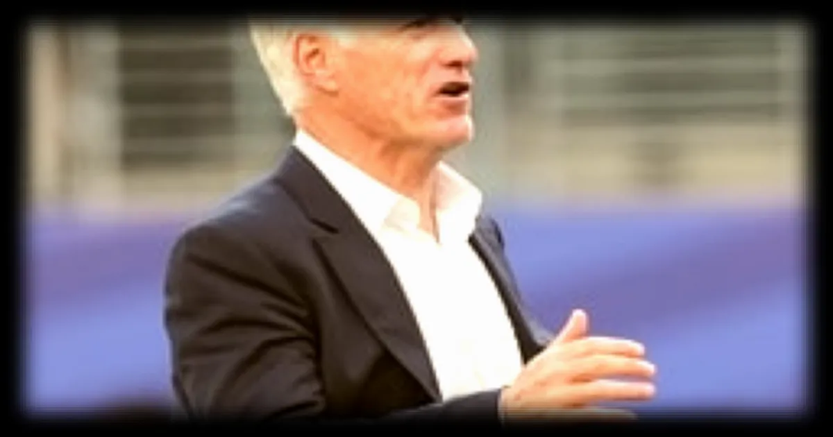 Didier Deschamps reçoit un maillot commémoratif pour son record de victoires en Coupe du monde