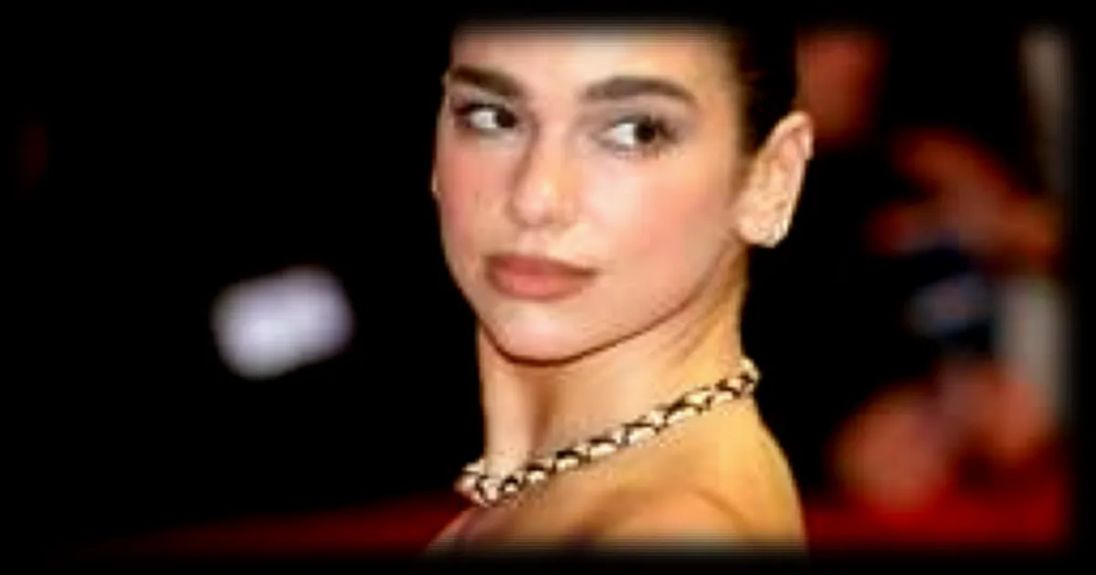 Dua Lipa organise une soirée club de lecture à Paris