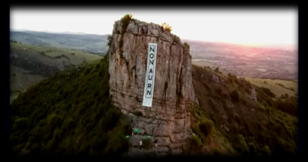 Écologistes de Mâcon-Cluny déploient une banderole 'Non au RN' sur la roche de Solutré en réaction au meeting du Rassemblement national à Mâcon
