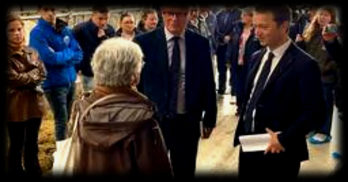 Édouard Philippe visite une exploitation laitière lors de son déplacement dans le Finistère