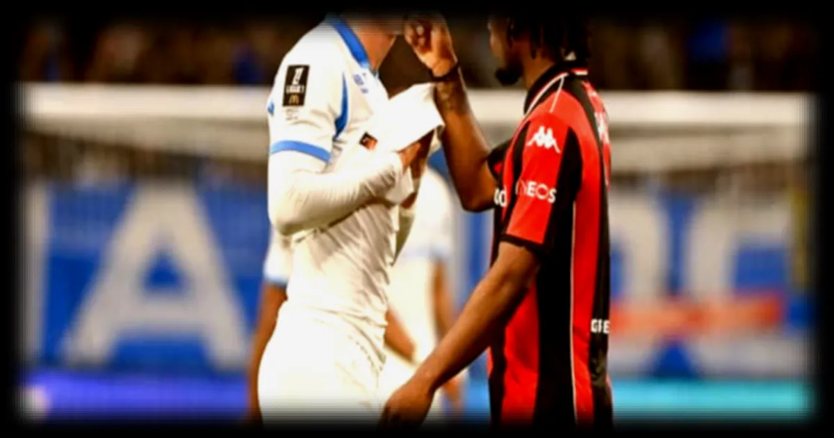 Elye Wahi salue Emanuel Emegha après un accrochage avec Leonardo Balerdi lors du match OM-Nice