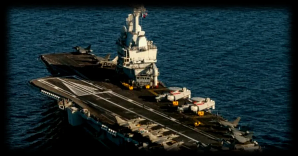 Emmanuel Macron annonce le retour du Charles de Gaulle à Toulon et le maintien des moyens de déminage en mer d'Ormuz