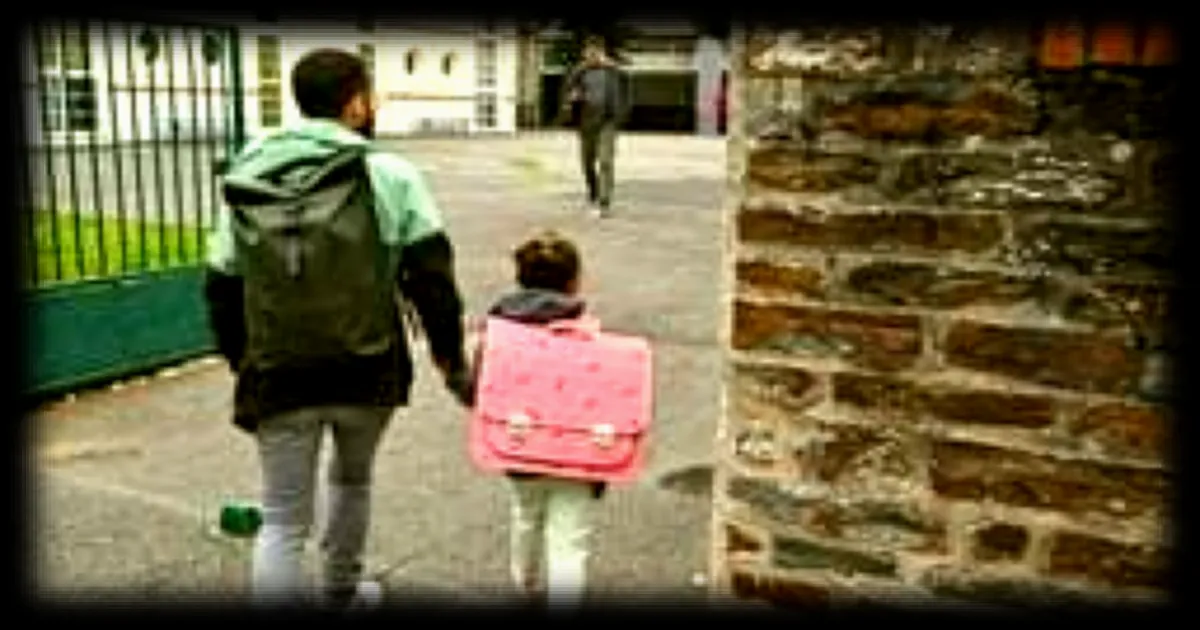 Emmanuel Macron envisage de raccourcir les vacances scolaires : une mesure complexe à mettre en place selon Ouest France à la une