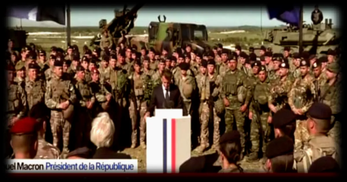Emmanuel Macron observe une minute de silence en hommage aux soldats français morts en Irak et au Liban