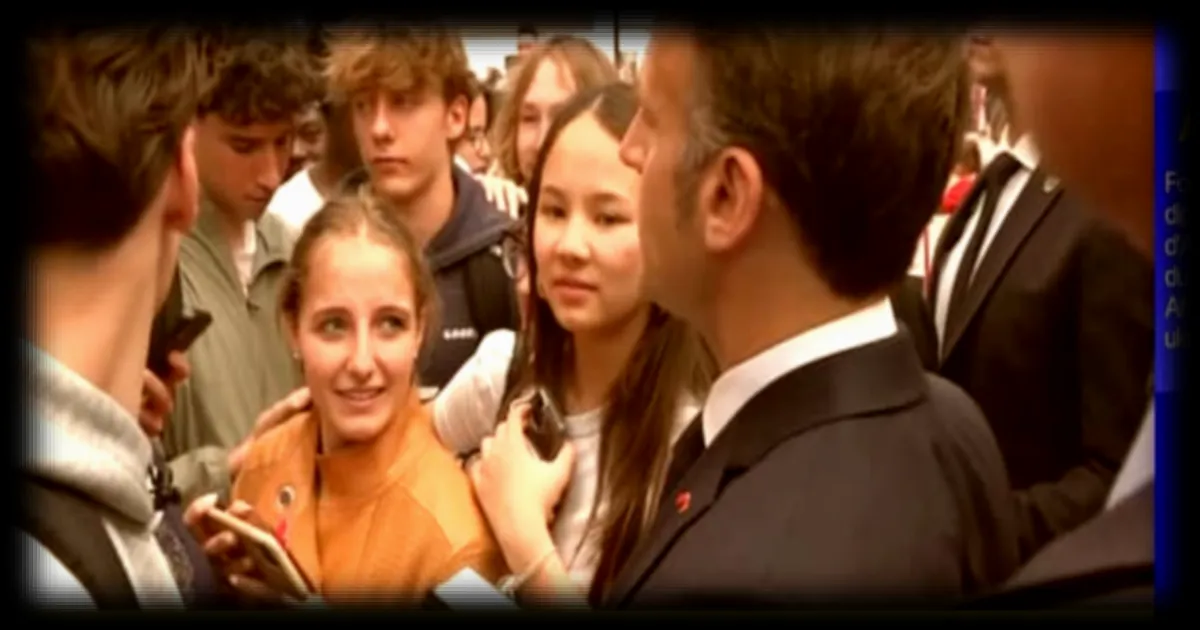 Emmanuel Macron répond à un étudiant sur sa détermination pour la Présidentielle 2027