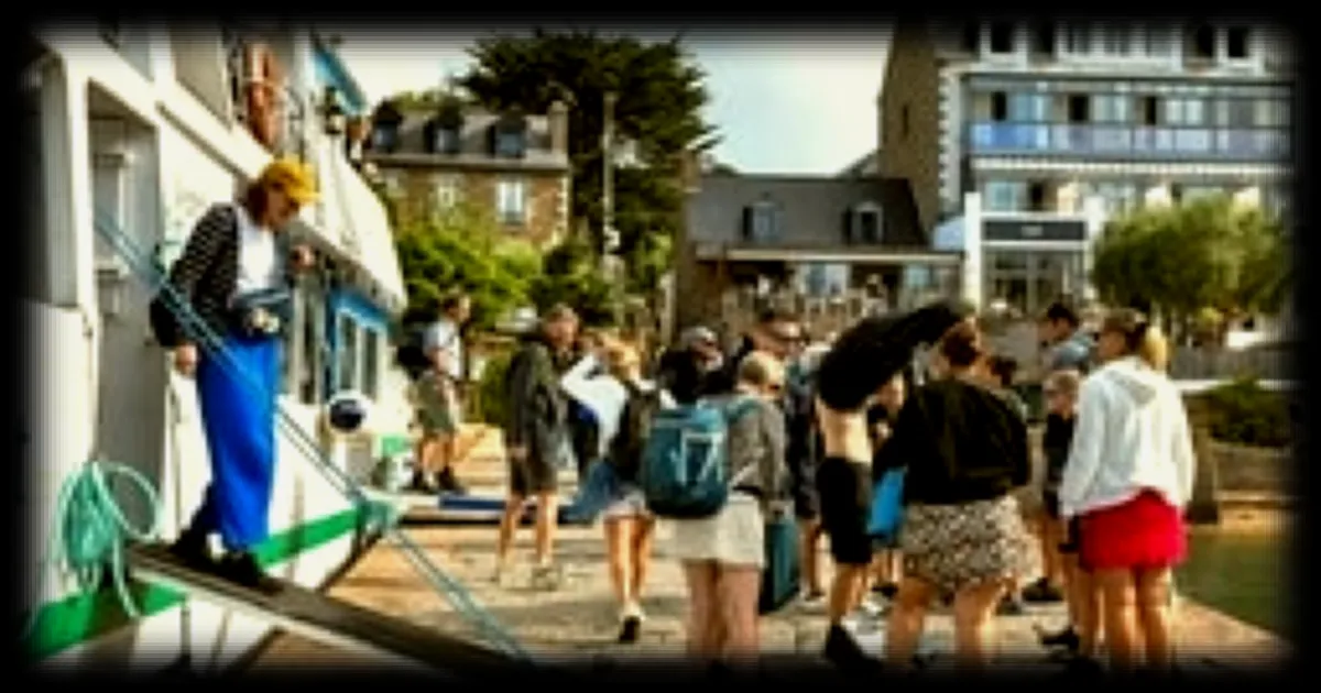 En Bretagne dans les années 1970, deux enfants vendaient le journal à la criée sur leur île
