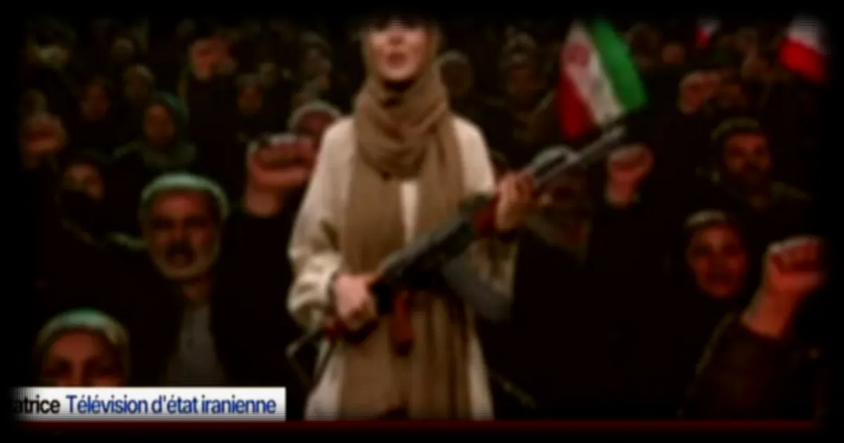 En Iran, une présentatrice télévisée pose avec une arme : un symbole controversé dans un contexte de tensions régionales accrues