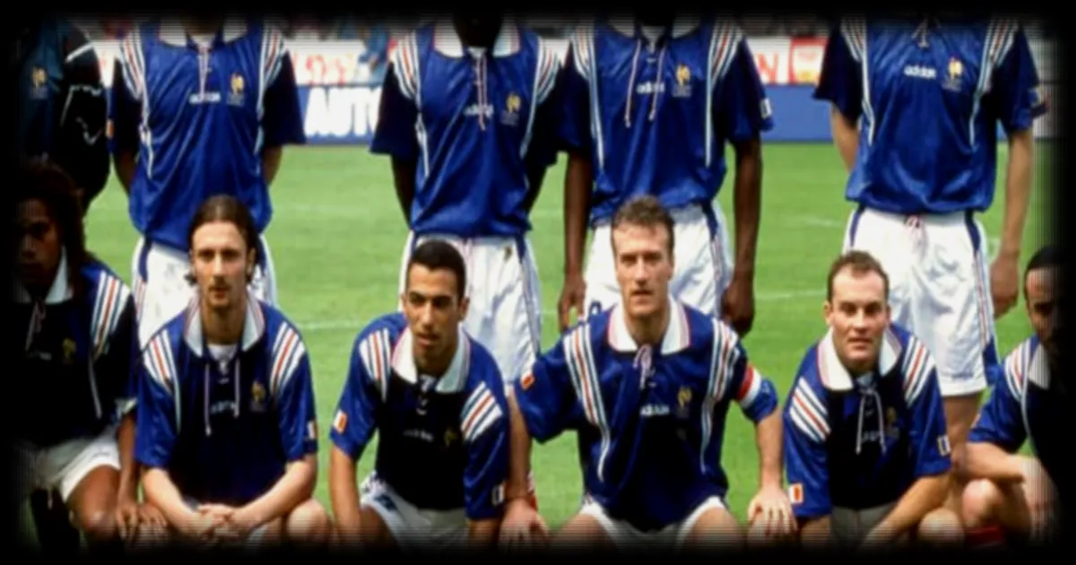 Equipe de France : Zinédine Zidane sur la photo officielle de l'Euro 1996 avec du scotch et du marqueur