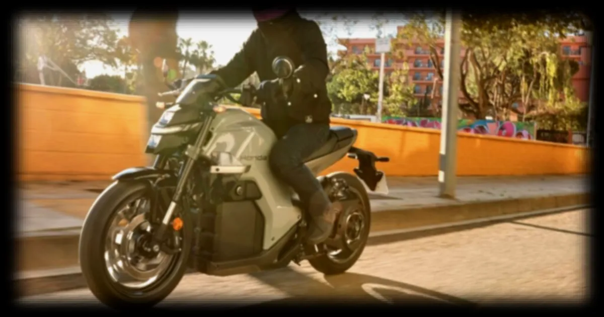 Essai de la moto électrique Honda WN7 : une innovation tardive mais prometteuse selon le Journal du Geek