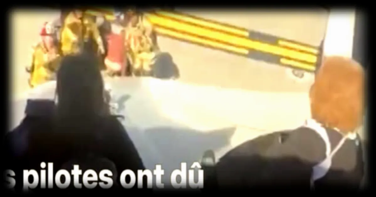 États-Unis : les passagers évacuent un avion par toboggan après un atterrissage d'urgence