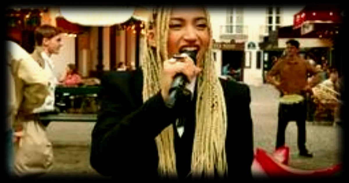 Eurovision 2026 : Monroe et Lou Deleuze présentent « Regarde » dans les rues de Paris