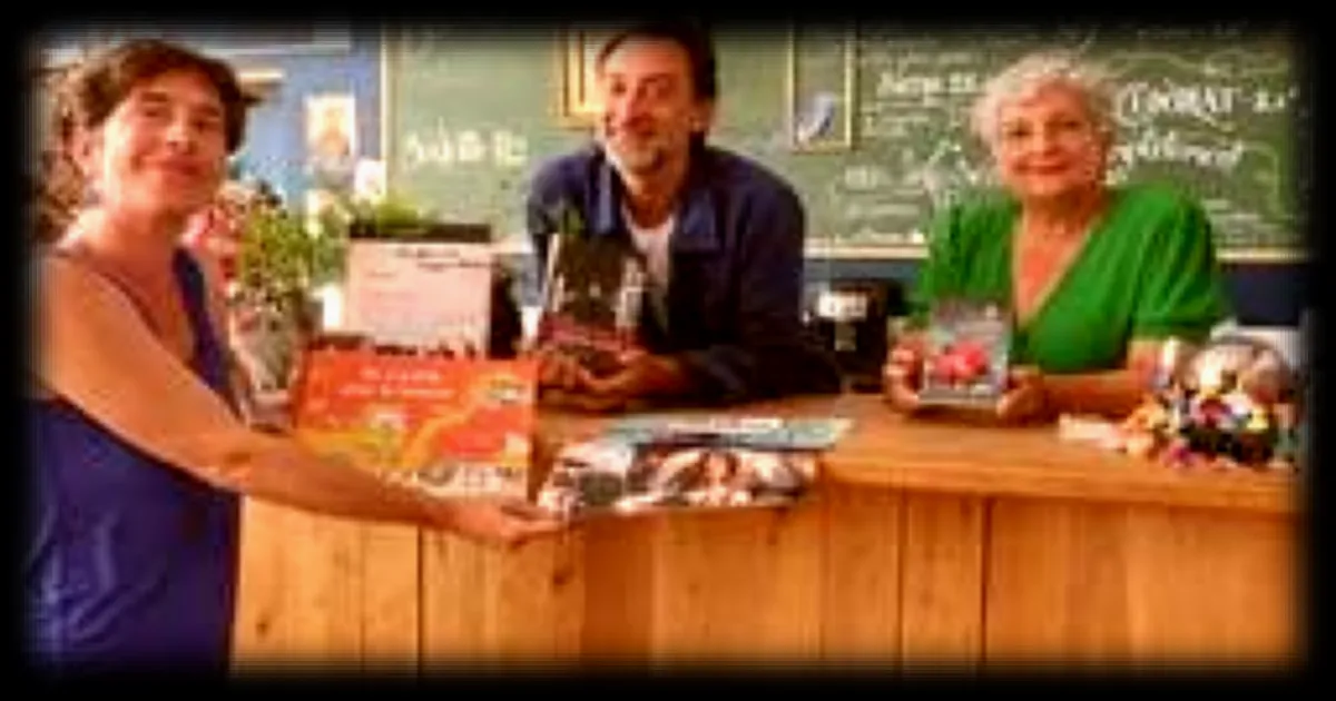 Face à la baisse de leurs revenus, les librairies indépendantes françaises se tournent vers les cafés pour survivre