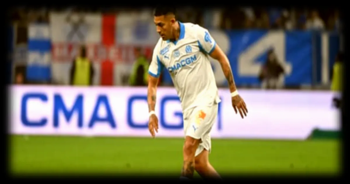 Facundo Medina partage un échange tendu avec Himad Abdelli à l'entraînement