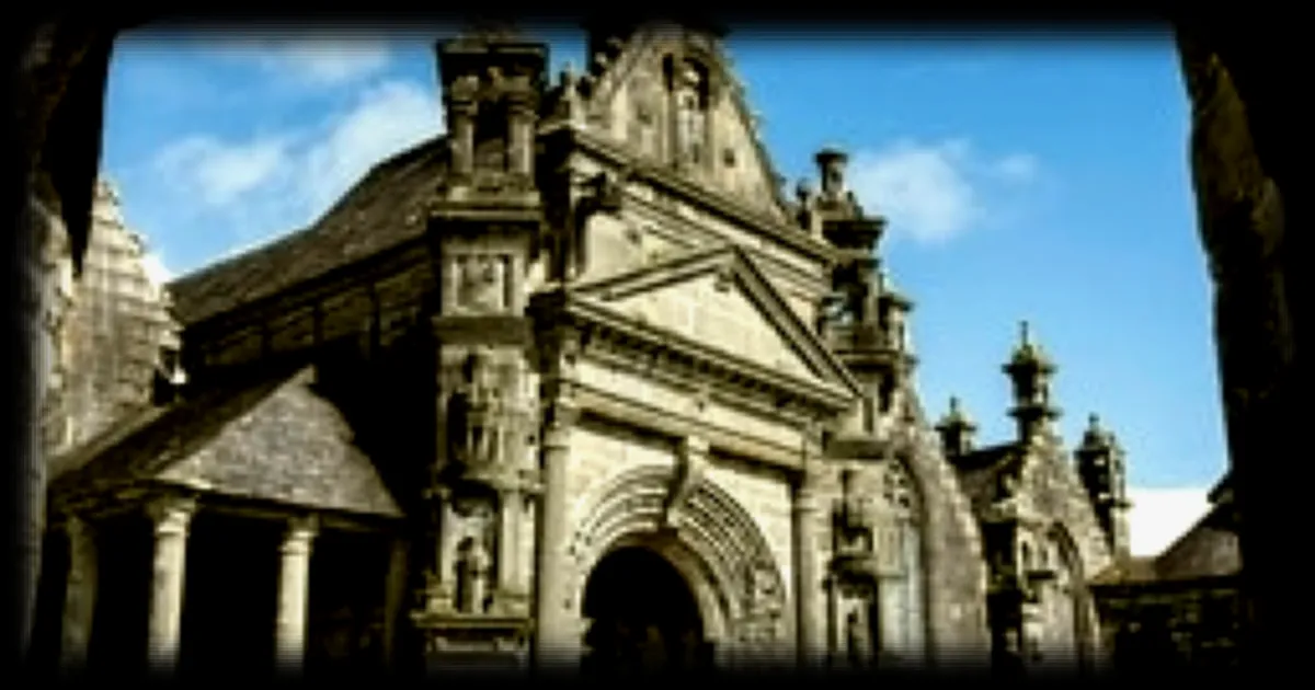 Finistère : les enclos paroissiaux, joyaux du patrimoine breton à découvrir cet été