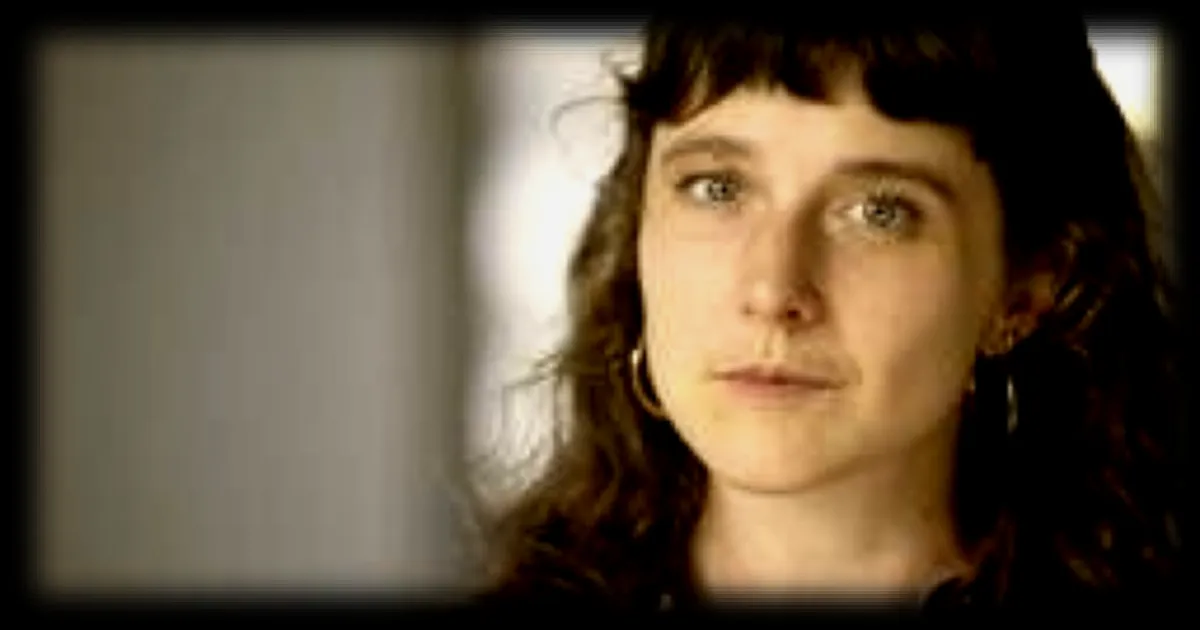 Flora Souchier met en garde contre des comportements possessifs et dominateurs malgré des revendications féministes