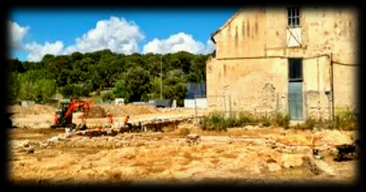 Fouilles archéologiques à Toulon : des vestiges antiques révélés avant l'arrivée du futur porte-avions