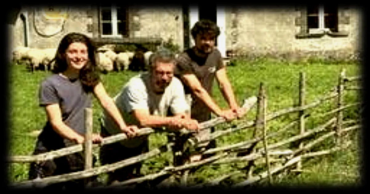 Frère et sœur se préparent à reprendre la ferme familiale après un don de Terre de liens